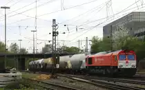 Die Class 66 DE6310  Griet  von Crossrail kommt aus Richtung Montzen/Belgien mit einem Kurzen Silozug aus Herentals(B) nach Poznen(PL) und f�hrt in Aachen-West ein bei Sonne und Wolken am 28.4.2013.