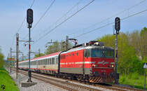 S 342-022 zieht EC158 'Croatia' durch Maribor-Tabor Richtung Wien. /30.4.2013