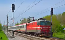 S� 342-022 zieht EC158 'Croatia' durch Maribor-Tabor Richtung Wien. /30.4.2013