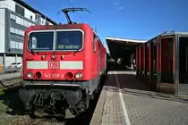 143 050-3 mit der RB 26937 am 19.10.12 bei der Zug�bergabe in Freiburg (Breisgau) Hbf.
Viele Gr��e an den Lokf�hrer!