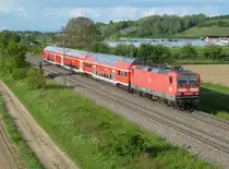 143 050-3 mit der RB 26580 Neuenburg (Baden) - Freiburg (Breisgau) Hbf am Abend des 16.05.12 bei H�gelheim.
Interessant: Dieser Zug ist eine HVZ-RB, die nur in M�llheim (Baden), Heitersheim und Bad Krozingen h�lt.