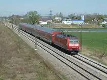 146 110-2 mit einem RE nach Basel Bad. Bf am 02.04.12 bei Buggingen. Wegen eines versp�teten ICEs fuhr der Zug von Heitersheim bis M�llheim (Baden) auf dem falschen Gleis. Der benannte ICE befindet sich hier gut 300 Meter vor dem RE.