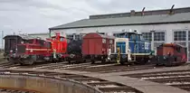 Kleine Lokparade im Bw Nördlingen (Bayerisches Eisenbahnmuseum) am 14.04.2013. Von rechts nach links: 322 157-9, 364 569-4, gedeckter Güterwagen, Kleinlok  Ries , 332 092-6, dahinter 362 407-9 und ganz links ein nicht identifizierter Abteilwagen.