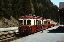 Im Mai 1980 treffen sich im Bahnhof Le Chatelard-Frontiere ein Z 600 der SNCF (noch in der alten Farbgebung und mit SNCF-Symbol an der Fronttür) und ein ABDeh 4/4 der MC. Während das Personal des ABDeh 4/4 den Triebwagen für die Rückfahrt nach Martigny vorbereitet, warten der Zugchef des Z 600 und ein Zollbeamter noch auf weiterreisende Fahrgäste in Richtung Chamonix.