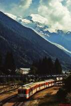 Glück gehabt - genau in dem Moment, als eine Z 600-Garnitur Chamonix in Richtung Le Chatelard-Frontiere verließ, riss die Wolkendecke auf und gab den Blick auf den Mont Blanc, mit 4.810 m höchster Berg Europas, frei (Juli 1983)