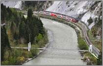 GlacierExpress 910 mit Ge 4/4 II 624  Celerina/Schlarigna  bei Trin. Die neue H�ngebr�cke ist Teil des Rundwanderweges von Bonaduz nach Trin und f�hrt an dieser eindr�cklichen Fotostelle vorbei.(28.04.2013)