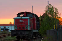 WFL Lok 6 am fr�hen Morgen mit bereitgestellten Leerwagen. - 02.05.2013