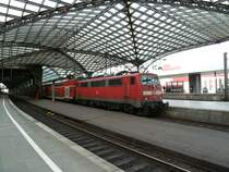 111 014-7 mit einem damals noch lokbespannten RE9 nach Aachen am 04.01.12 beim Halt in K�ln Hbf.