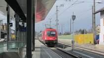 1216 018 mit EC 82  DB-�BB Eurocity  von Innsbruck Hbf nach M�nchen Hbf am 2.4.2013 in Brixlegg. Der Zug fuhr wegen Bauarbeiten auf Gleis 2 durch.