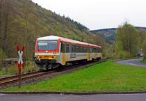 Durch das Daadetal....

Der Dieseltriebzug 928 677-4 / 628 677-7 Daadetalbahn der Westerwaldbahn (WEBA) f�hrt am 30.04.2013 Richtung Betzdorf/Sieg, hier bei Alsdorf – Am Bahnhof Schutzbach.

Der ehem. Bahnhof Schutzbach ist hinten rechts noch zu erkennen.