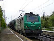 437012 der ITL durchf�hrt bei Regen mit ihrem Kesselwagenzug den Haltepunkt Dresden Stetzsch.
4.5.13