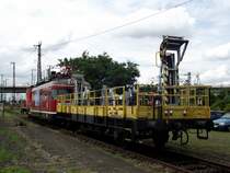 Ein Wagen von Bahnservice Mannheim mit dem man Oberleitungen verlegen kann am 06.08.11 in Hanau 