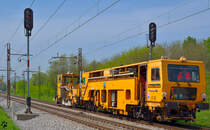 Bahnbaumaschine f�hrt durch Maribor-Tabor Richtung Norden. /30.4.2013