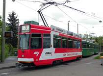 Neu wirbt der Be 4/4 482 f�r die CHEMINS DE FER DU JURA. Das ist eine Eisenbahngesellschaft, die ein 74,3 Km langes, meterspuriges, Schienennetz betreibt. Dazu 10,9 km Normalspur Strecken plus Autobuslinien. Die Aufnahme stammt vom 04.05.2013.