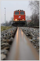 2143.21 der Wiener Lokalbahnen AG, am Karsamstag des Jahres 2013 f�r eine Fotofahrt mit �BB Pflatsch versehen, aufgenommen beim Fotohalt in Klein-Neusiedl.