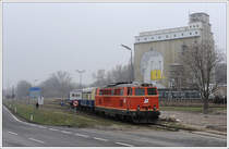 2143.21 der Wiener Lokalbahnen AG, am Karsamstag des Jahres 2013 f�r eine Fotofahrt mit �BB Pflatsch versehen, aufgenommen im Alberner Hafen in der Wiener Freudenau am 30.3.2013.