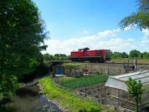 Am 4. Mai 2012 f�hrt 290 626 alleine auf dem Zubringer von Ingolstadt Nord in Richtung der Petroplus Raffinerie, an diesem kleinen Schrebergarten vorbei.