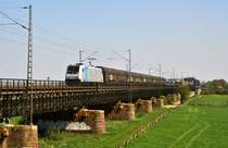 Railpool 185 691 f�r PCT bef�rdert am 04.05.13 einen Autotransportzug �ber die Weserbr�cke bei Dreye Richtung Osnabr�ck