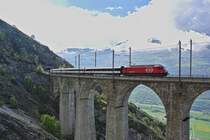 Rettungs�bung im L�tschbergbasistunnel, Umleitung der IC's �ber die alte Bergstrecke: Re 460 066-4 mit EXT 30823 bei Hohtenn, 04.05.2013.