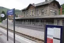 DER FAHRGAST IN K�FIGHALTUNG:
Wof�r eine Privatperson aus Gr�nden der Ortsbildgestaltung nie eine Baugenehmigung erhalten w�rde, scheint f�r  �sterreichs gr�ssten Mobilit�tsanbieter  kein Problem zu sein. Guant�namo in Lilienfeld. Bild vom 28.April 2013.