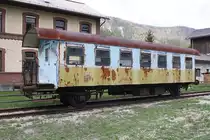 Der ehemalige �BB BT 7139.21 ist von Witterungseinfl�ssen schon stark mitgenommen. Bahnhof St. Aegyd am Neuwalde am 28.April 2013.

