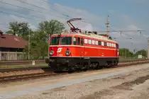 Die Aufnahme der 1042.23 ist im Bahnhof Korneuburg entstaden, wo beim Nostalgieexpress Leiser Berge der Wechsel zur Dampftraktion stattgefunden hat. (05.05.2013)