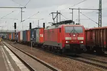Hier 189 017-7 mit einem Containerzug, bei der Durchfahrt am 27.4.2013 durch Berlin Sch�nefeld Flughafen, in Richtung W�nsdorf-Waldstadt.