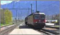 Re 6/6 11656  Aarburg-Oftringen  f�hrt durch Felsberg auf dem Weg zu den Ems Werken. (25.04.2013)