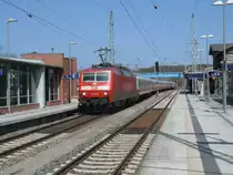 120 151 hielt,als Schlu�lok,eine Stunde zuvor,als IC 2357 Leipzig-Binz,am 04.Mai 2013,in Bergen/R�gen,hier zog sie den Leerpark von Binz nach Stralsund,diesmal durchfuhr Sie Bergen/R�gen.