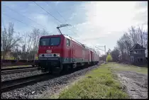 MEG 605&801
haben grade ihre leeren Holzwagen zur Beladung abgestellt und sind nun wieder auf dem R�ckweg nach L�beck. Rechts im Bild sieht man ein altes verfallenes Bahnw�rterh�uschen.1.05.2013 9:03:22Uhr