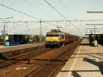 1619 mit G�terzug 48305 Maasvlakte-Linz auf Bahnhof Lage Zwaluwe am 14-10-1996. Bild und scan: Date Jan de Vries.