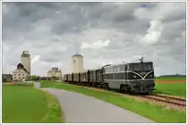 Der Reblaus Express, am 4. und 5.5.2013 mit 2050.05 der �GEG bespannt, aufgenommen kurz nach dem Bahnhof Weitersfeld.
http://www.reblaus-express.at/index.php?id=6
