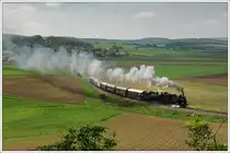 Der NEX Leiser Berge, am 5.5.2013 anl�sslich des 6. Oldtimertreffen auf Stra�e und Schiene in Ernstbrunn mit 30.33 aus Strasshof und 93.1420 vom Verein neue Landesbahn bespannt, aufgenommen am Scharreitherberg (heute allgemein als Mollmannsdorfer Berg bekannt).