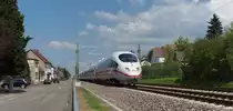 ICE 9554 Frankfurt/Main - Paris rauscht auf seiner Sonntagstour durch den Homburger Stadtteil Bruchhof.

KBS 670 - Bahnstrecke 3280 Homburg - Ludwigshafen - 05.05.2013