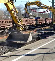 Kunstvoll mit Schwung vor die F��e des Kollegen bef�rdert. Genau betrachtet fliegt die Schwelle in einer exakten Bahn. Ein Genu� f�r den Zuschauer. Konstanz, im April 2013.