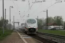 403 011-0  Wiesbaden  war zusammen mit 403 523-4  Schaffhausen  am 02.05.2013 auf dem Weg von Dortmund und K�ln nach Basel unterwegs. Hier hat die Doppeleinheit gerade die Baustelle in Kenzingen passiert und f�hr weiter in Richtung ihres n�chsten Halt in Freiburg. 