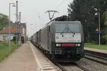 Am 02.05.2013 kam ES 64 F4-097 (E189 997) von TXLogistik aus Bad Honnef mit einem KLV-Containerzug gen Norden durch Kenzingen gefahren. Bei der Aufnahme fuhr der Zug gerade mal 60 km/h, wegen der Baustelle n�rdlich von Kenzingen, weswegen der Gesamte Zugverkehr �ber das �berholgleis verkehrt. 