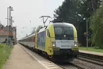 Diese Leistung am 02.05.2013 mit ES 64 U2-025 (182 525-6) ist die letzte Leistung, die diese Lok f�r DB Fernverkehr gefahren hat. Einen Tag sp�ter wurde sie wieder an MRCE zur�ck gegeben und wird nun an ein anderes Unternehmen vermietet. Hier ist sie mit dem EC 6 von Basel SBB nach Hamburg-Atona unterwegs. Bei der Aufnahme durchf�hrt sie gerade mit 60 km/h den Kenzinger Bahnhof, um direkt danach die dortige Baustelle �ber das �berholgleis umfahren kann.