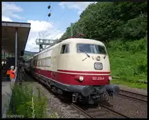 Mal sehen, wann 103 235-8 wieder Rheingoldz�ge fahren wird, wie am 14.07.12 in Heidelberg, als sie  hautnah  vorbeifuhr. Im Moment hat sie ja neue Arbeit bei DB Fernverkehr und zieht seit 11 (!) Jahren erstmals wieder planm��ige Fernz�ge. 

[2.Version] 
[altes Bild: http://www.bahnbilder.de/bild/Deutschland~E-Loks~BR+103/613528/ausfahrt-des-rheingoldexpress-mit-103-235.html]