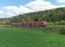 Notschu� beim  Bahnposten 20  - Inspiriert von den Bildern von Vital Schank machten wir uns von Homburg-Bruchhof noch �ber die Landesgrenze zu Rheinland-Pfalz auf.

Da die Autobahn (A6) parallel zur Bahnstrecke verl�uft, ist die Ger�uschkulisse sehr hoch und man h�rt keine Z�ge in der Ann�herung.

Ein 425er schlich sich von Hinten an.

RE Merzig - Kaiserslautern beim ehemaligen Bahnposten 20 in Vogelbach.

05.05.2013 - Bahnstrecke 3280 Homburg - Ludwigshafen.