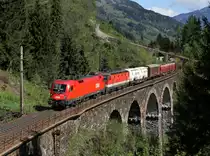 Die 1116 114 und die 1144 062 mit einem G�terzug am 04.05.2013 unterwegs auf dem Hundsdorfer Viadukt bei Bad Hofgastein.