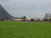 Die ES 64 F4-024 mit einem KLV-Zug am 21.04.2013 unterwegs bei Niederaudorf.