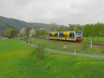 Am 01.05.2013 gab es auf der Unstrutbahn wieder Personenverkehr �ber Wangen (Unstrut) hinaus bis nach Ro�leben. Vereinzelte, durch die IG Unstrutbahn e.V. bei der Burgenlandbahn bestellten Z�ge befuhren dazu den eigentlich ruhenden Streckenabschnitt der Unstrutbahn bis in th�ringische Ro�leben. Anlass war der Freyburger Weinfr�hling und der Unstrutradwegtag. Hier zu sehen sind Burgenlandbahn 672 902 + 910 als RB 34868 (Naumburg (S) Ost - Ro�leben), unterhalb der  Arche Nebra  bei Wangen.