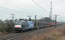 Der BoxXpress-Taurus ES 64 U2 - 008 zog am 11.04.13 einen Containerzug durch Ahlten Richtung Hannover. 
