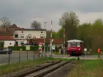 Am 01.05.2013 war der 1.  Unstrut-Schrecke-Express  2013 vom Erfurt Hbf nach Ro�leben unterwegs. In diesem Jahr konnten wir von der IG Unstrutbahn e.V. die Erfurter Bahnservice GmbH als Partner und ausf�hrendes EVU dazu gewinnen, die daf�r ihre wiederaufgearbeitete Ferkeltaxe 772 345-5 einsetzt. Da der Streckenabschnitt der Unstrutbahn zwischen Artern und Wangen derzeit leider keinen �PNV hat, mu�ten wie hier in Ro�leben u.a. alle Bahn�bergange durch Posten gesichert werden. www.unstrut-schrecke-express.de