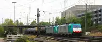 Zwei Cobra 2825 und 2826 kommen mit einem sehr langen �lzug aus Antwerpen-Petrol(B) nach Basel(CH) und fahren in Aachen-West ein in der Abendstimmung am 2.5.2013.