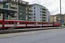 MGB: Mitteleinstiegpersonenwagen mit Baujahr 1947-SIG ex SBB Br�nig sind bei der Matterhorn Gotthard Bahn nach wie vor unentbehrlich. Bei einem aus f�nf Wagen bestehenden Personenzug wurden gleich drei solcher Wagen f�r Reisende der ersten und zweiten Klasse eingereiht. Die Aufnahme ist am 4. Mai 2013 auf dem Bahnhofplatz Brig entstanden.
Foto: Walter Ruetsch  