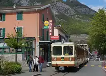 TPC/AL: In Aigle verkehrt die AL als Strassenbahn. Am 4. Mai 2013 konnte auf dem Strassenbahnabschnitt ein BDeh 4/4-Pendelzug (301-302) aus dem Jahre 1966 im Bilde festgehalten werden. Züge im  braunen Kleid  dürften bald der Vergangenheit angehören.
Foto: Walter Ruetsch 