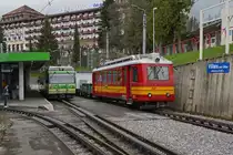 TPC/BVB: Am 4. Mai 2013 stand der BVB BDeh 2/4 25 (1946) mit altem Anstrich neben dem grünen Beh 4/8 92 (2001) in Villars sur Ollon als Reservefahrzeug für die Bergstrecke nach Bretaye bereit.
Foto: Walter Ruetsch  