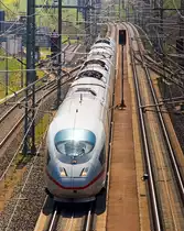 Ein ICE 3 rauscht am 05.05.2013 durch den ICE-Bahnhof Limburg S�d.